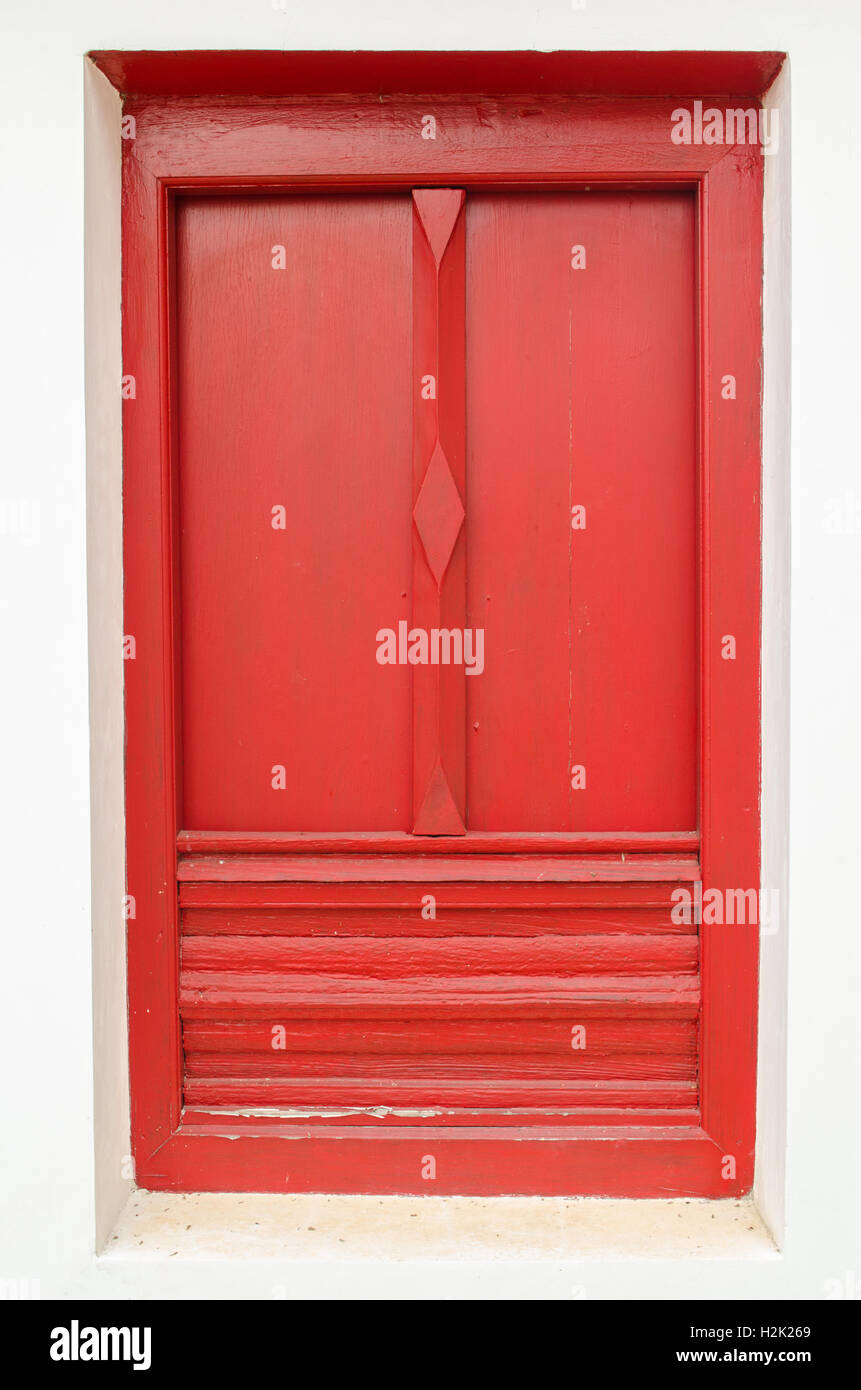 La finestra rossa sul muro bianco nel tempio Foto Stock