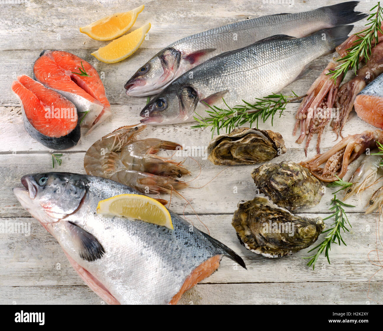 Freschi piatti di pesce crudo. Una sana dieta. Vista superiore Foto Stock