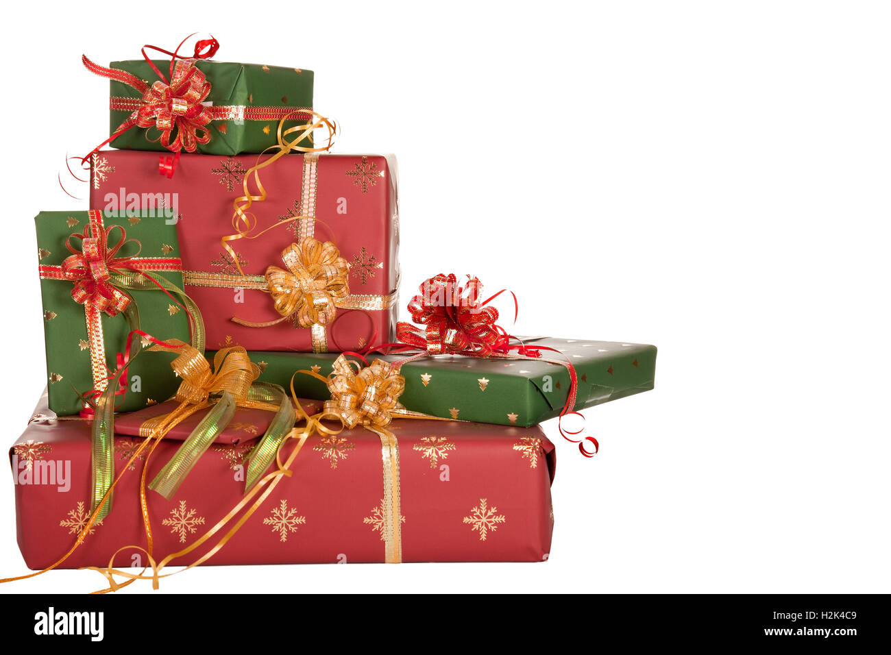 Pila di regali di Natale in rosso e verde Foto stock - Alamy