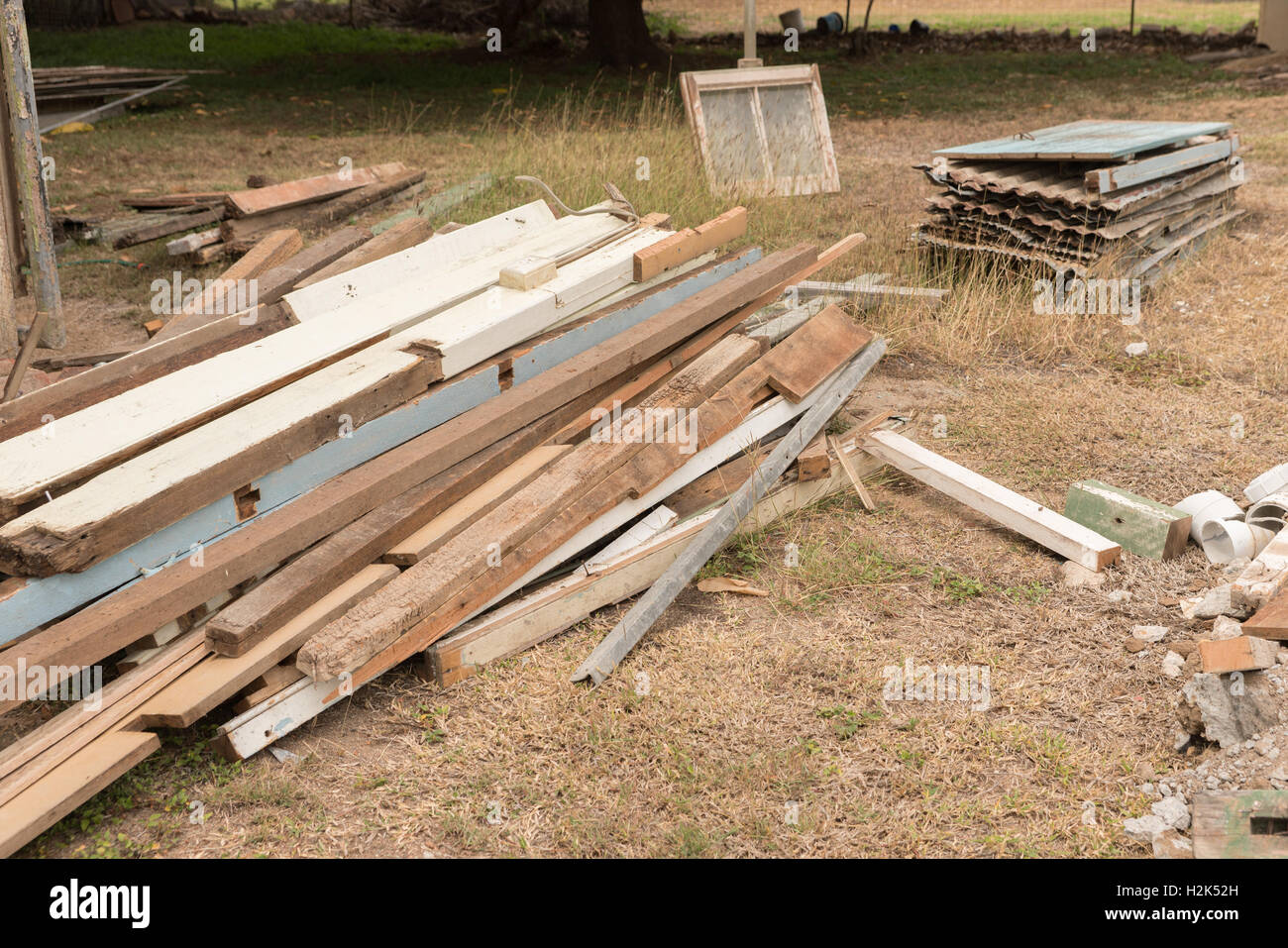 Pile di legname e di ferro da casa di ristrutturazione, sito in costruzione Foto Stock