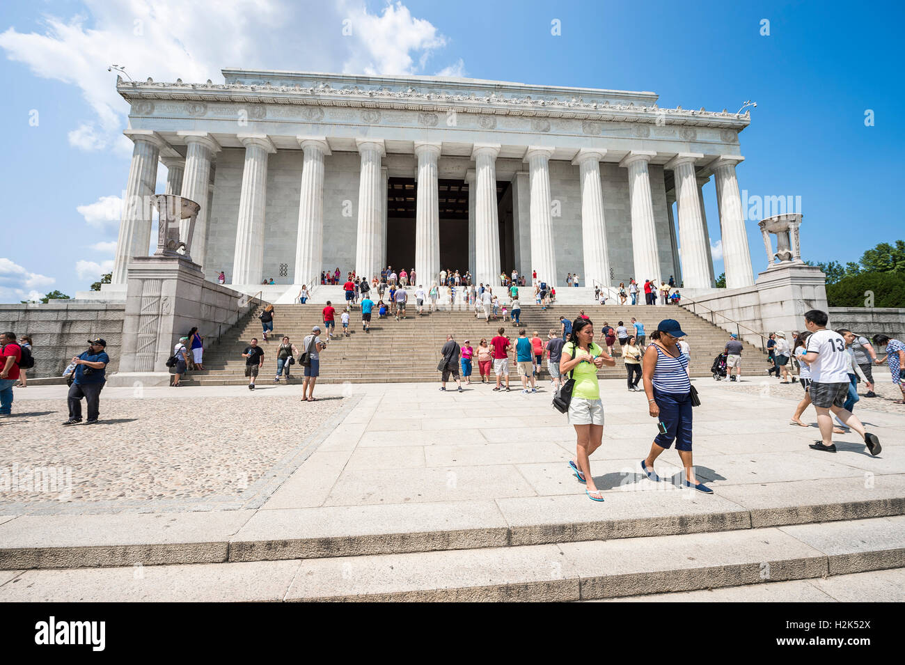 WASHINGTON DC - Luglio 30, 2014: i turisti affollano le fasi nella parte anteriore del Lincoln Memorial Building. Foto Stock