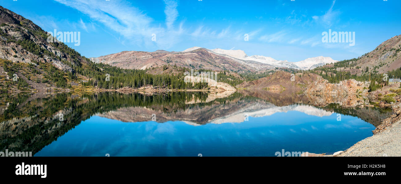 Montagne, il paesaggio e la riflessione in acqua, Lago di Ellery, Tioga Road, Inyo National Forest, Mono County, California, Stati Uniti d'America Foto Stock