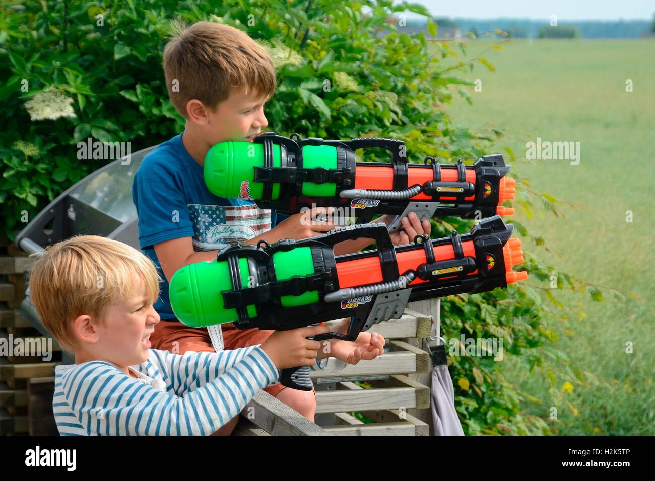 Due ragazzi di 6 e 8 anni di giocare con le pistole giocattolo, Svezia Foto Stock