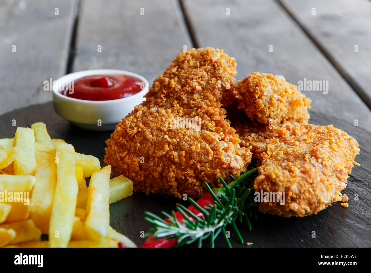 Panato croccante ala di pollo fritto patate fritte salsa Foto Stock