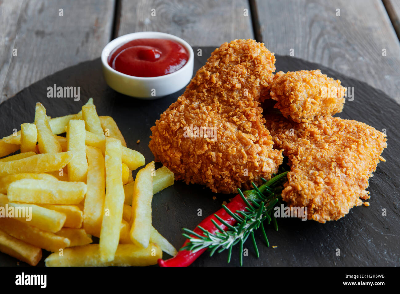 Panato croccante ala di pollo fritto patate fritte salsa Foto Stock