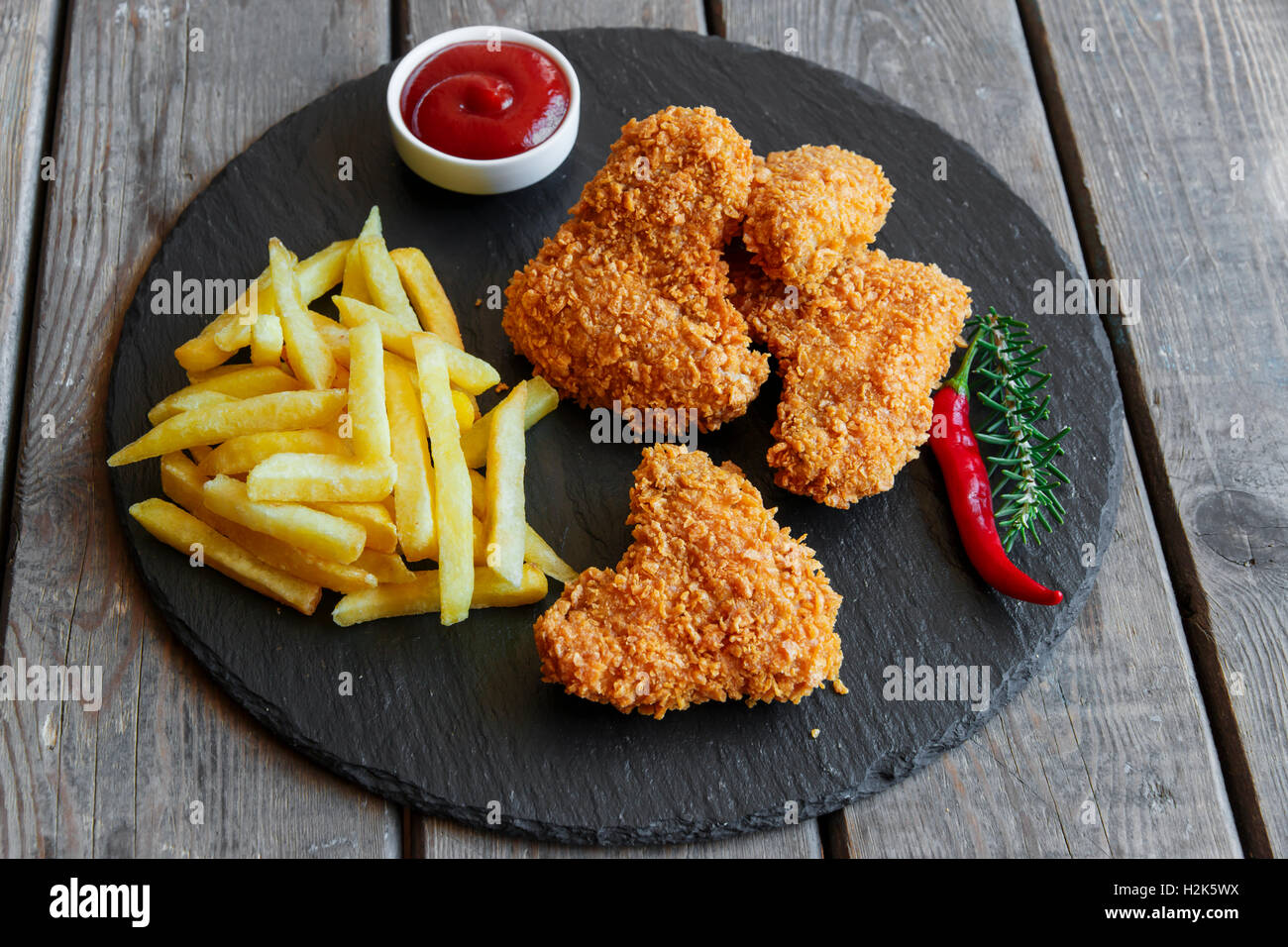 Panato croccante ala di pollo fritto patate fritte salsa Foto Stock