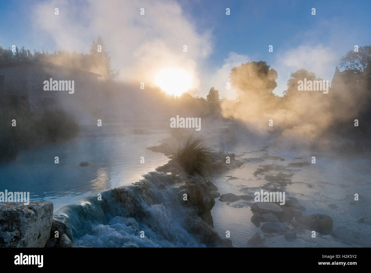 Il vapore è derivanti dalle sorgenti termali di Saturnia Therme al mattino, Saturnia, Toscana, Italia Foto Stock