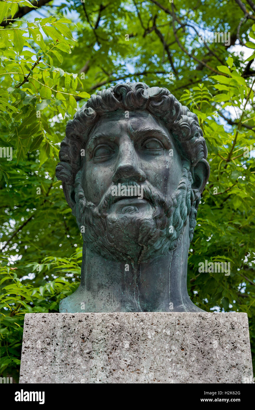 Fusione in bronzo, busto di Adriano, il cortile di Glyptothek, Monaco di Baviera, Germania Foto Stock