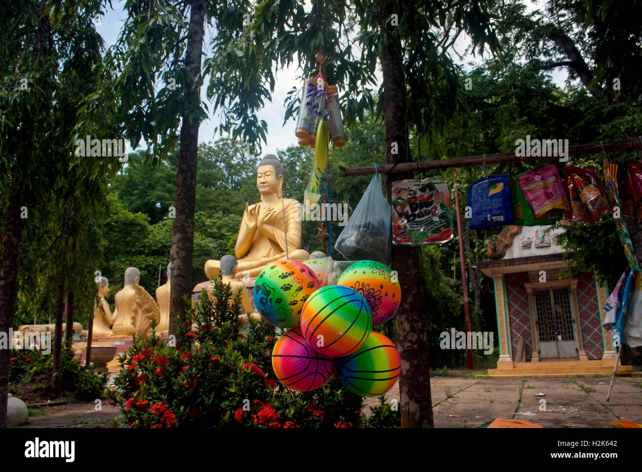 Le palle colorate sono in vendita nei pressi di una grande statua buddista in corrispondenza di Phnom Pros tempio complesso in Kampong Cham Provincia, in Cambogia. Foto Stock