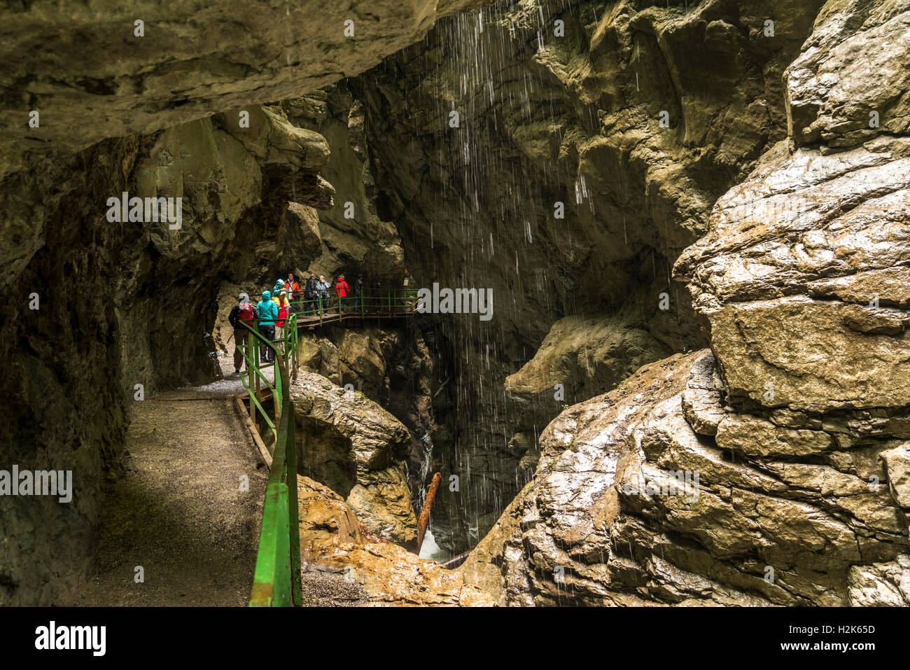 Il sentiero attraverso la gola Breitachklamm, Kleinwalsertal a Oberstdorf, Oberallgäu, Baviera, Germania Foto Stock