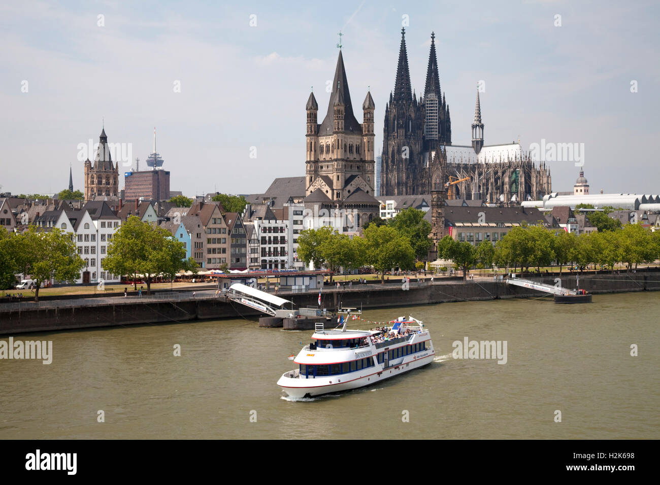 Nave passeggeri sul Reno, la città vecchia, la cattedrale di Colonia, Grande chiesa di S. Martino, Colonia, nella Renania settentrionale-Vestfalia Foto Stock