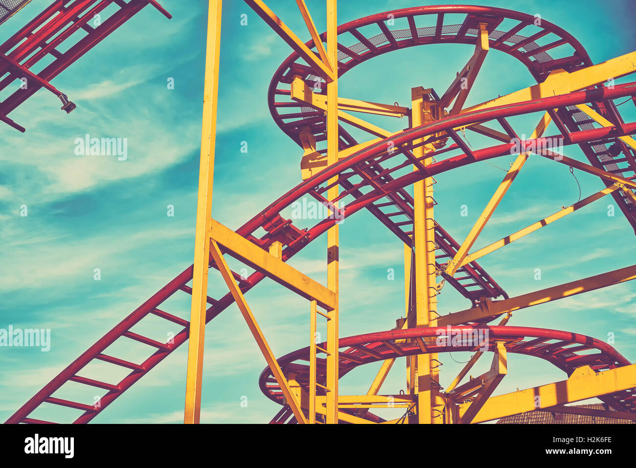 Retrò tonica rollercoaster via la costruzione di un parco di divertimenti. Foto Stock