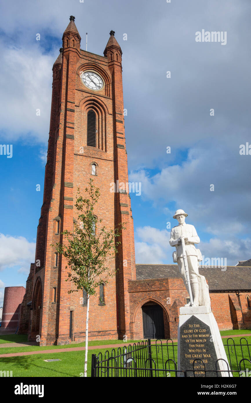 Memoriale di guerra al di fuori della santa Chiesa della Trinità, North Ormesby, Middlesbrough. Regno Unito Foto Stock