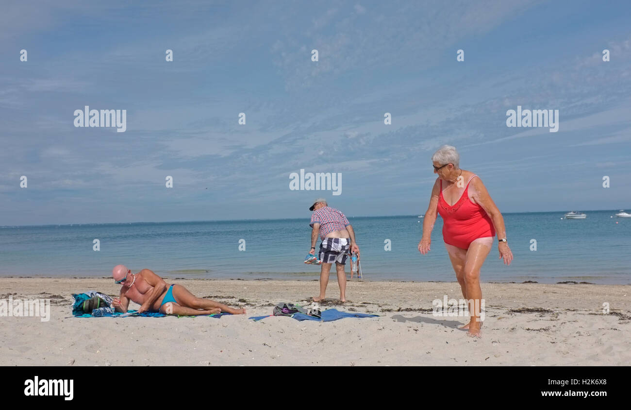 Tre persone in pensione su una spiaggia in Quiberon, Francia Foto Stock