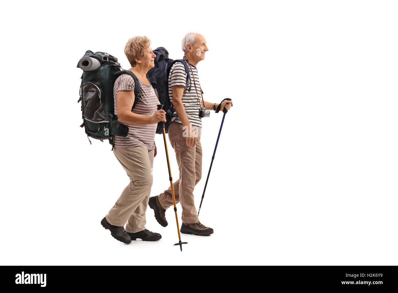 Completa il profilo di lunghezza shot di anziani gli escursionisti a piedi isolato su sfondo bianco Foto Stock