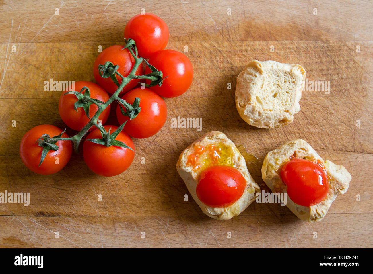 Pane con pomodori sul tagliere. Frise, friselle. Foto Stock