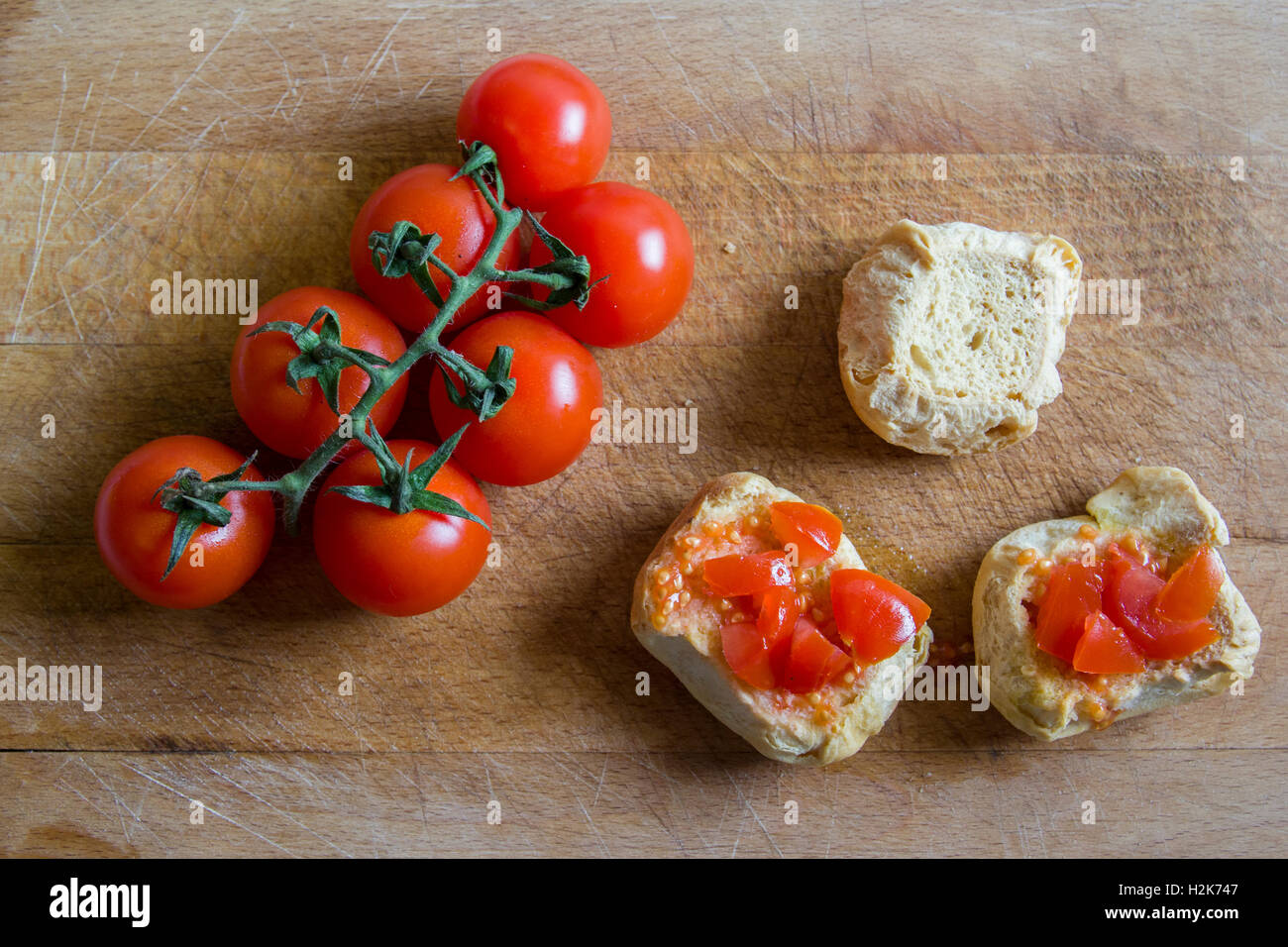 Pane con pomodori sul tagliere. Frise, friselle Foto Stock