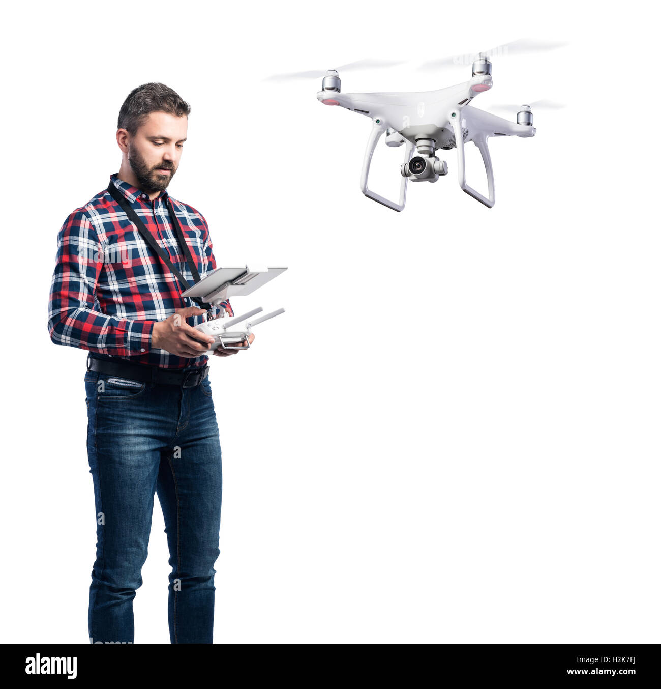 Uomo con battenti drone. Studio shot su sfondo bianco, isolato Foto Stock