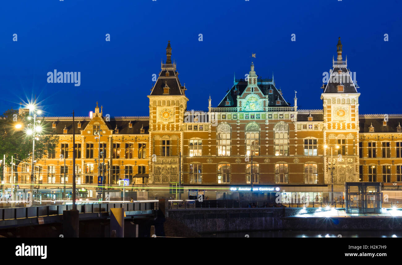 La stazione centrale di sera, Amsterdam, Paesi Bassi. Foto Stock