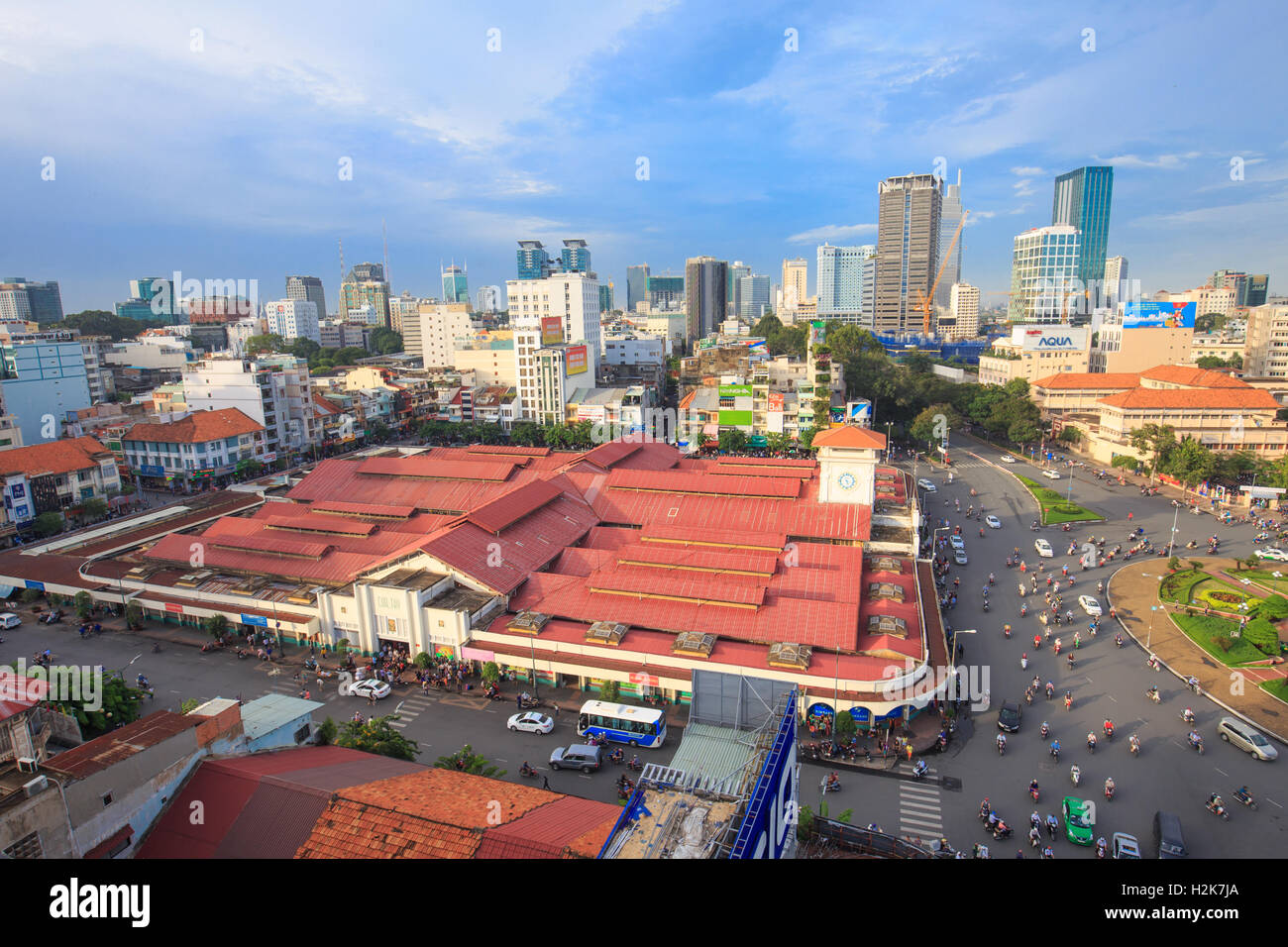 Bella vista dall'alto del mercato di Ben Thanh, a Quach Thi Trang rotatoria presso il mercato Ben Thanh, Viet Nam Foto Stock