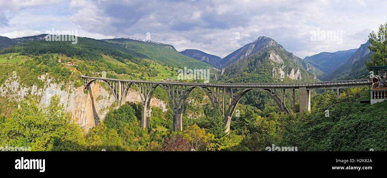 Tara River Bridge nel nord del Montenegro. Foto Stock