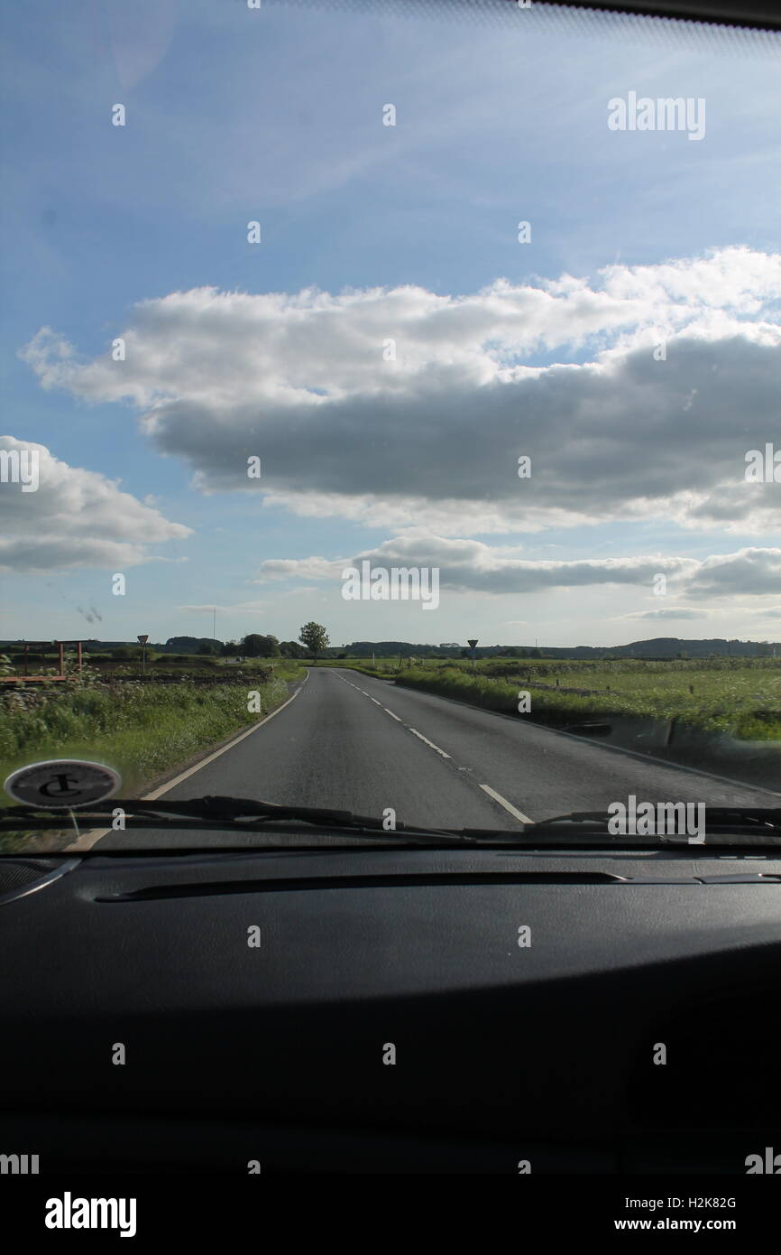 Viaggio attraverso la campagna inglese e su un giorno nuvoloso Foto Stock