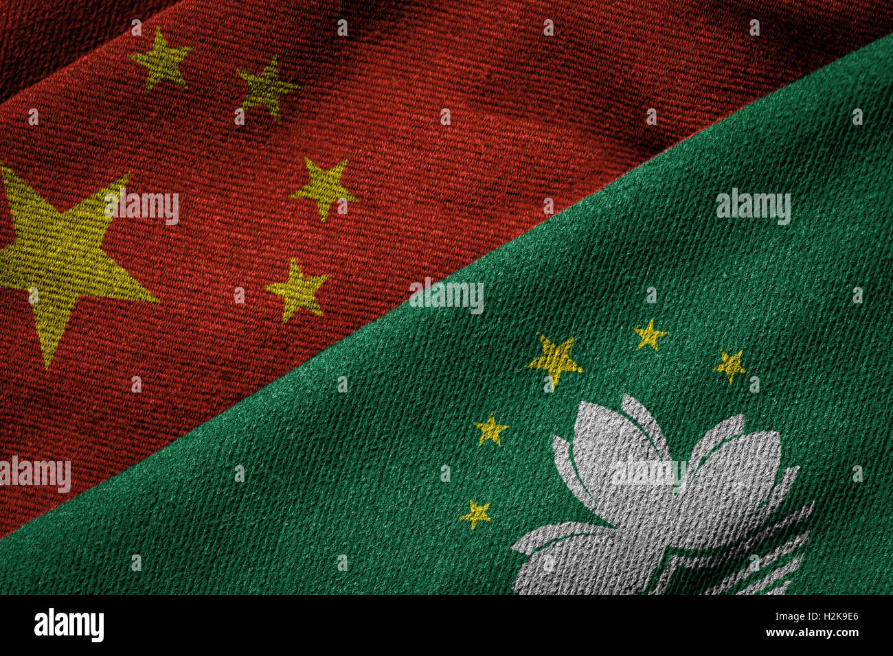 3D rendering delle bandiere di Cina e Macao sul tessuto di consistenza. Macao è una regione amministrativa speciale della Cina. Detaile Foto Stock