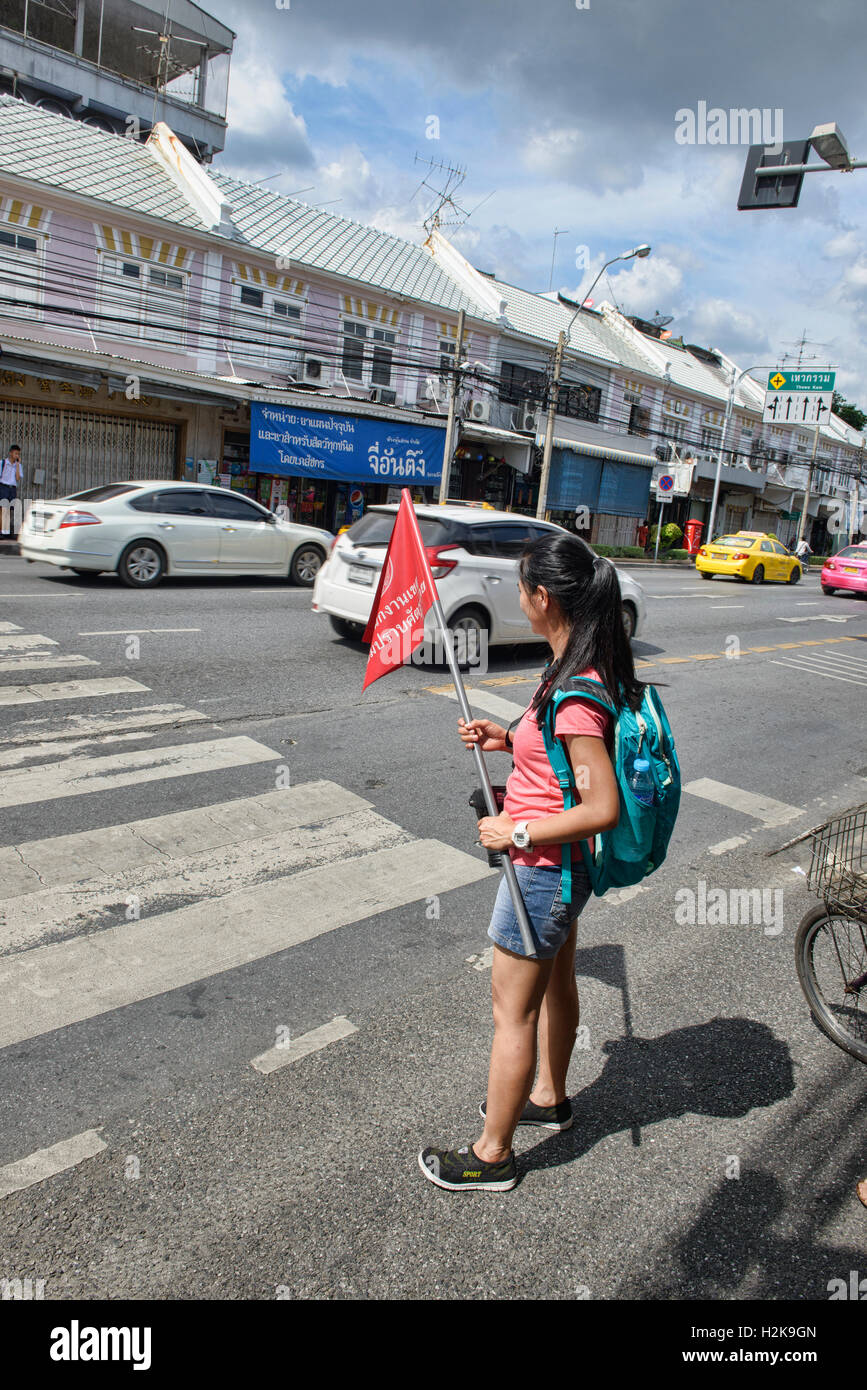 Bandiera rossa per attraversare la strada a Bangkok, in Thailandia Foto Stock