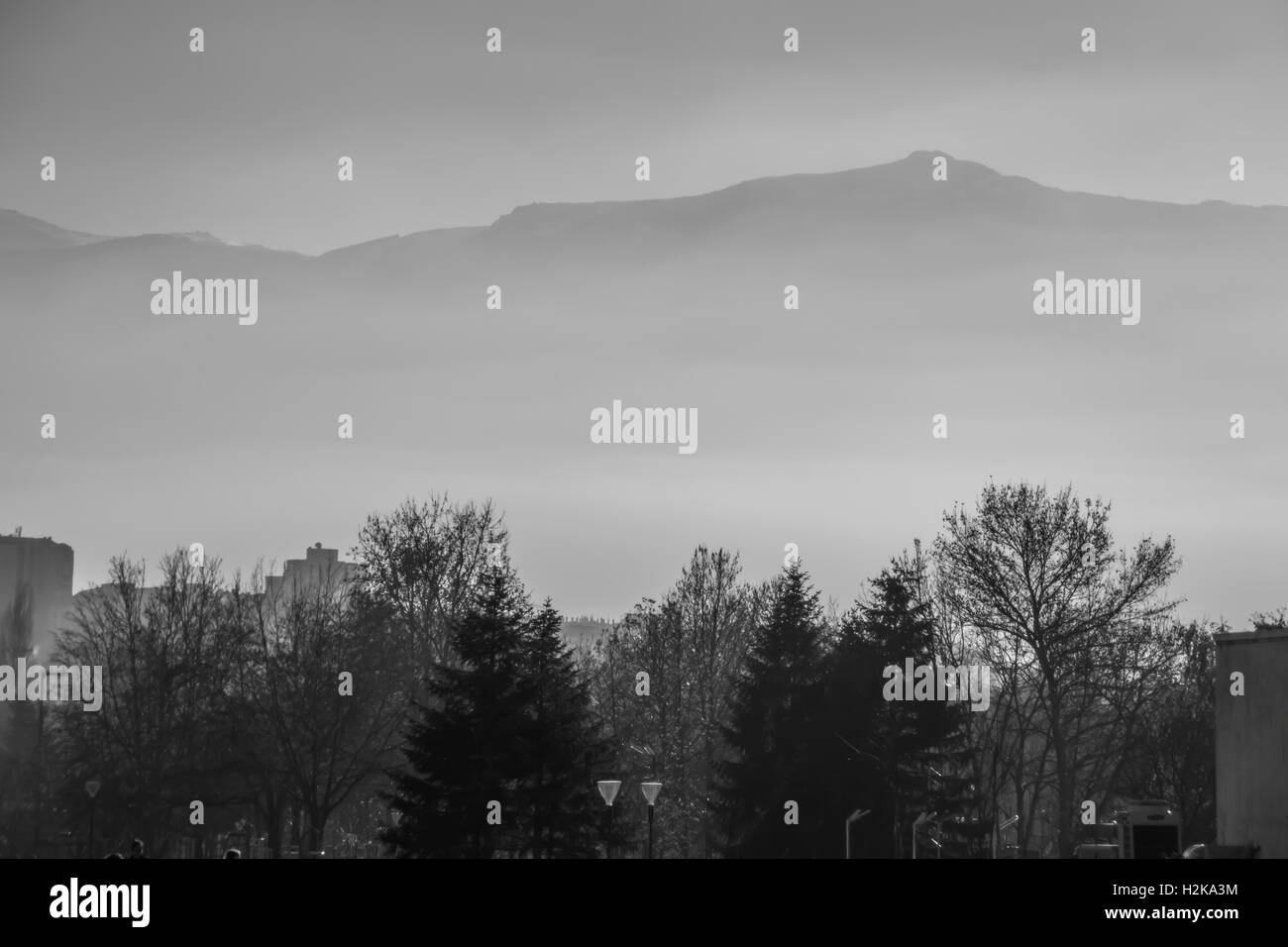 Il Monte Vitosha visto dal Palazzo Nazionale della Cultura a Sofia Bulgaria Foto Stock