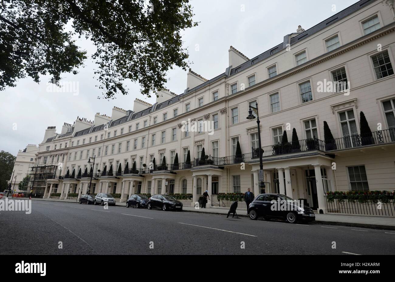 Una vista generale di Grosvenor Crescent nel centro di Londra, che è stato nominato come uno di Gran Bretagna più costoso strade in Zoopla 2016 ricco elenco. Foto Stock