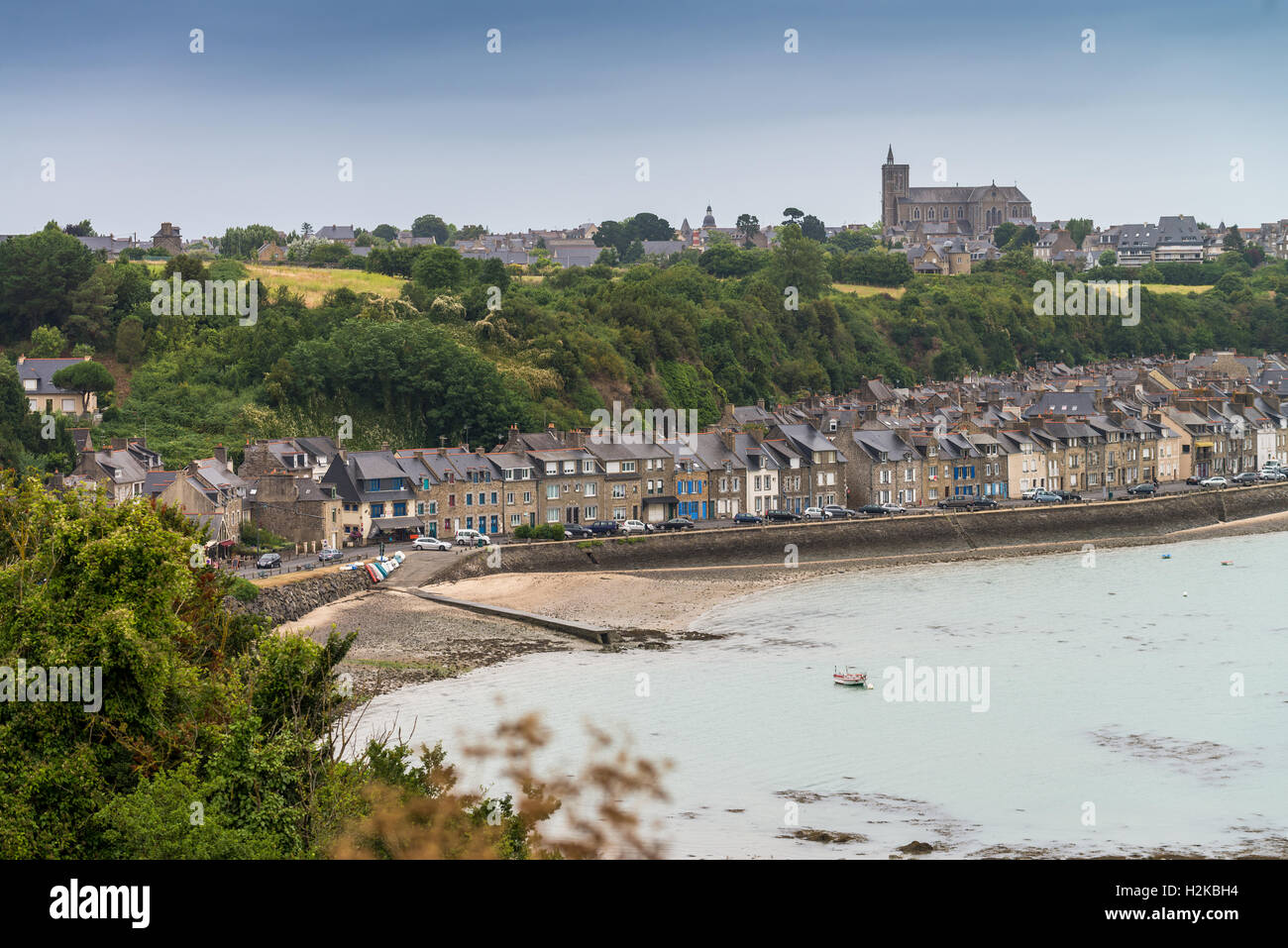 Vista della spiaggia e della città a Cancale sulla Costa Smeralda del nord della Bretagna, Francia, Europa Foto Stock