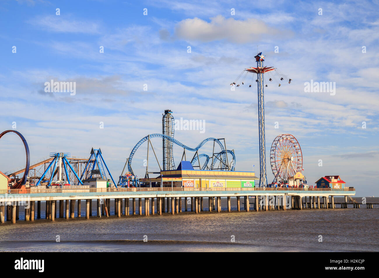 Piacere storico Pier Amusement Park e la spiaggia sul Golfo del Messico costa in Galveston, Texas Foto Stock