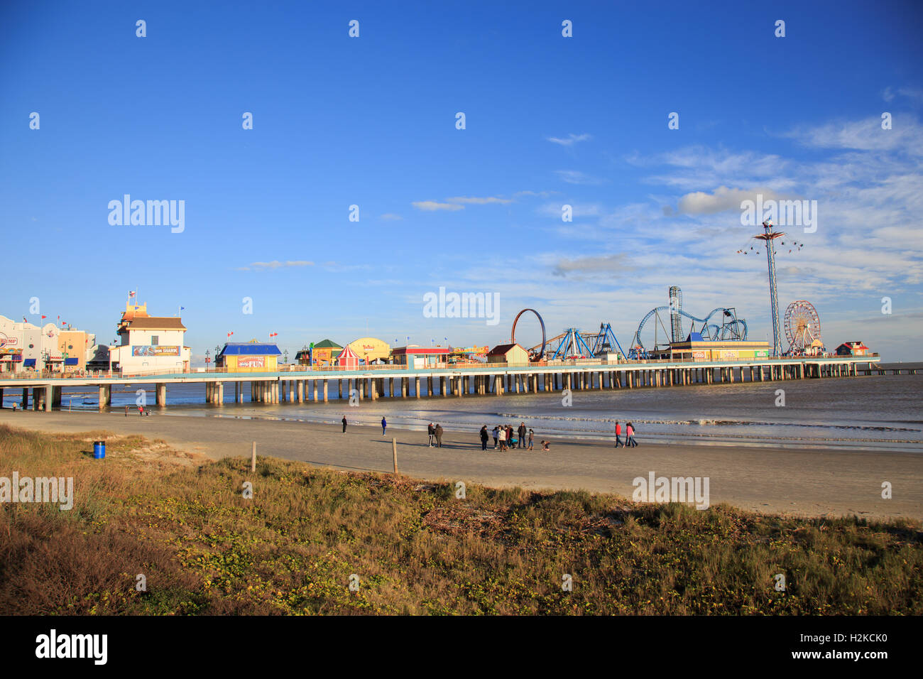 Piacere storico Pier Amusement Park e la spiaggia sul Golfo del Messico costa in Galveston, Texas Foto Stock