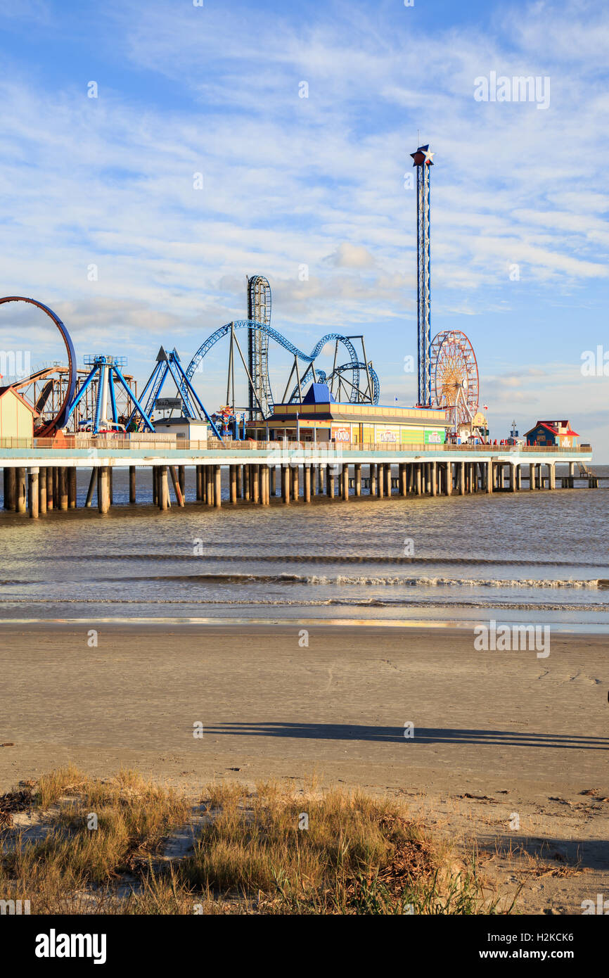 Piacere storico Pier Amusement Park e la spiaggia sul Golfo del Messico costa in Galveston, Texas Foto Stock