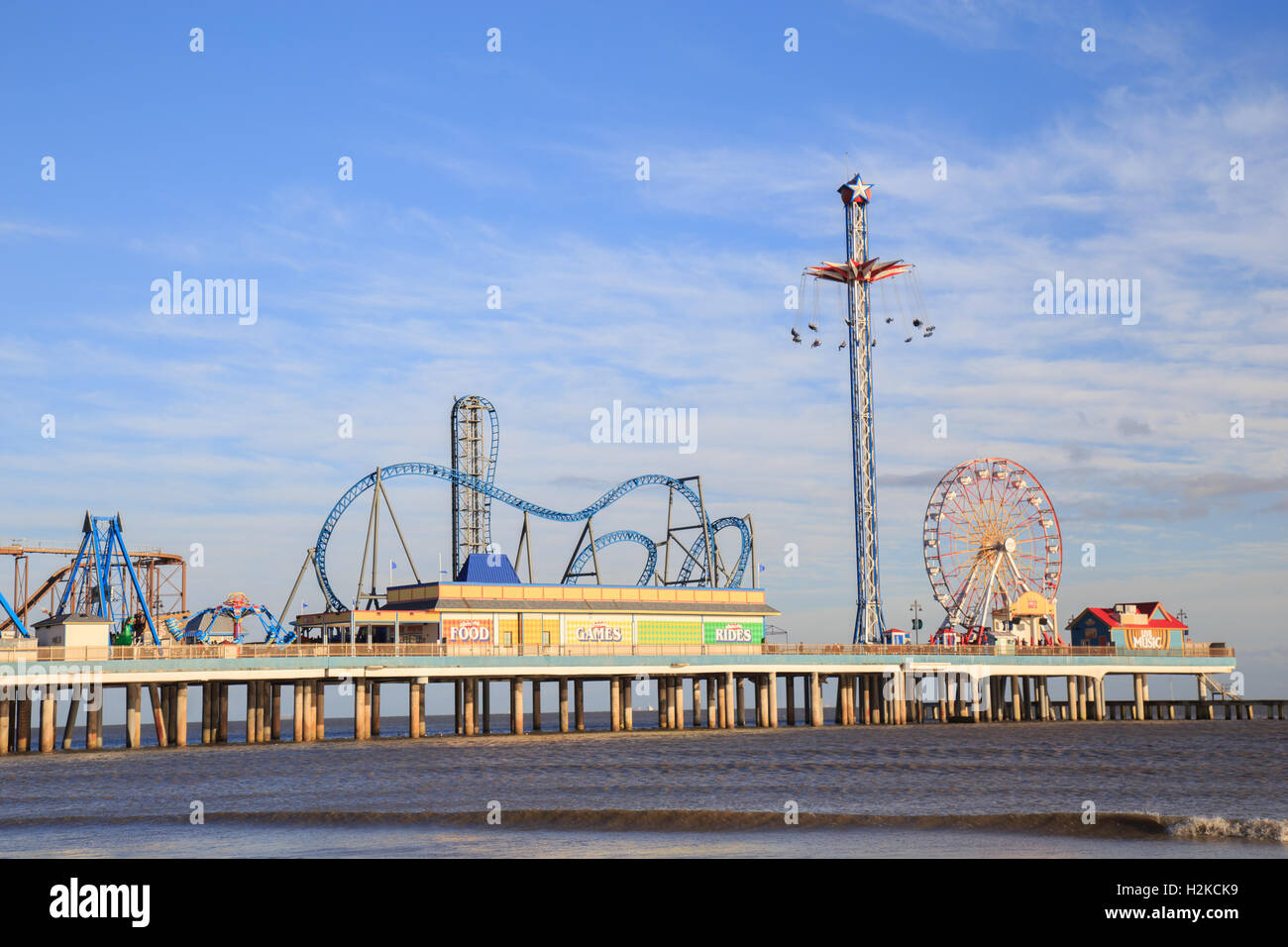 Piacere storico Pier Amusement Park e la spiaggia sul Golfo del Messico costa in Galveston, Texas Foto Stock