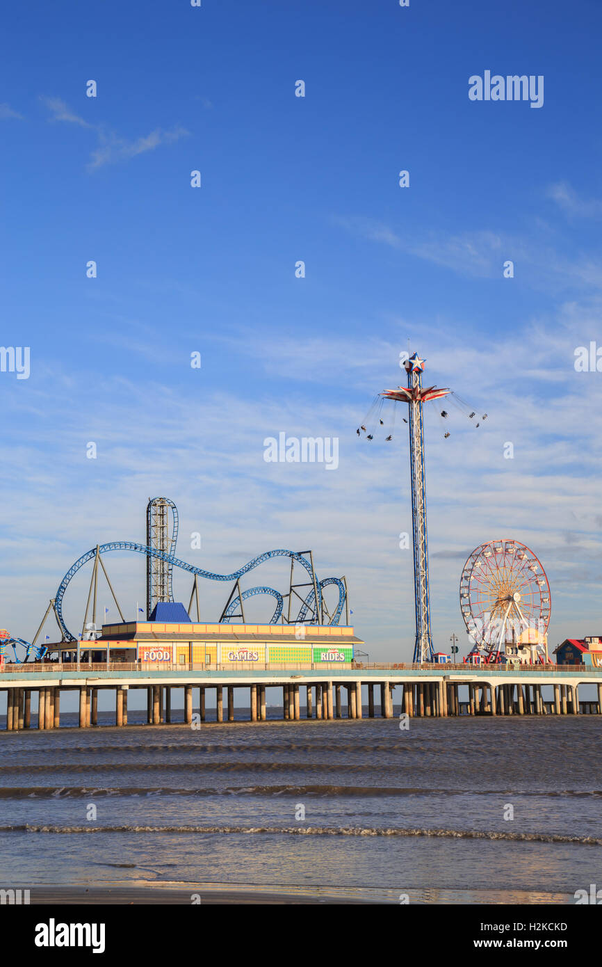 Piacere storico Pier Amusement Park e la spiaggia sul Golfo del Messico costa in Galveston, Texas Foto Stock
