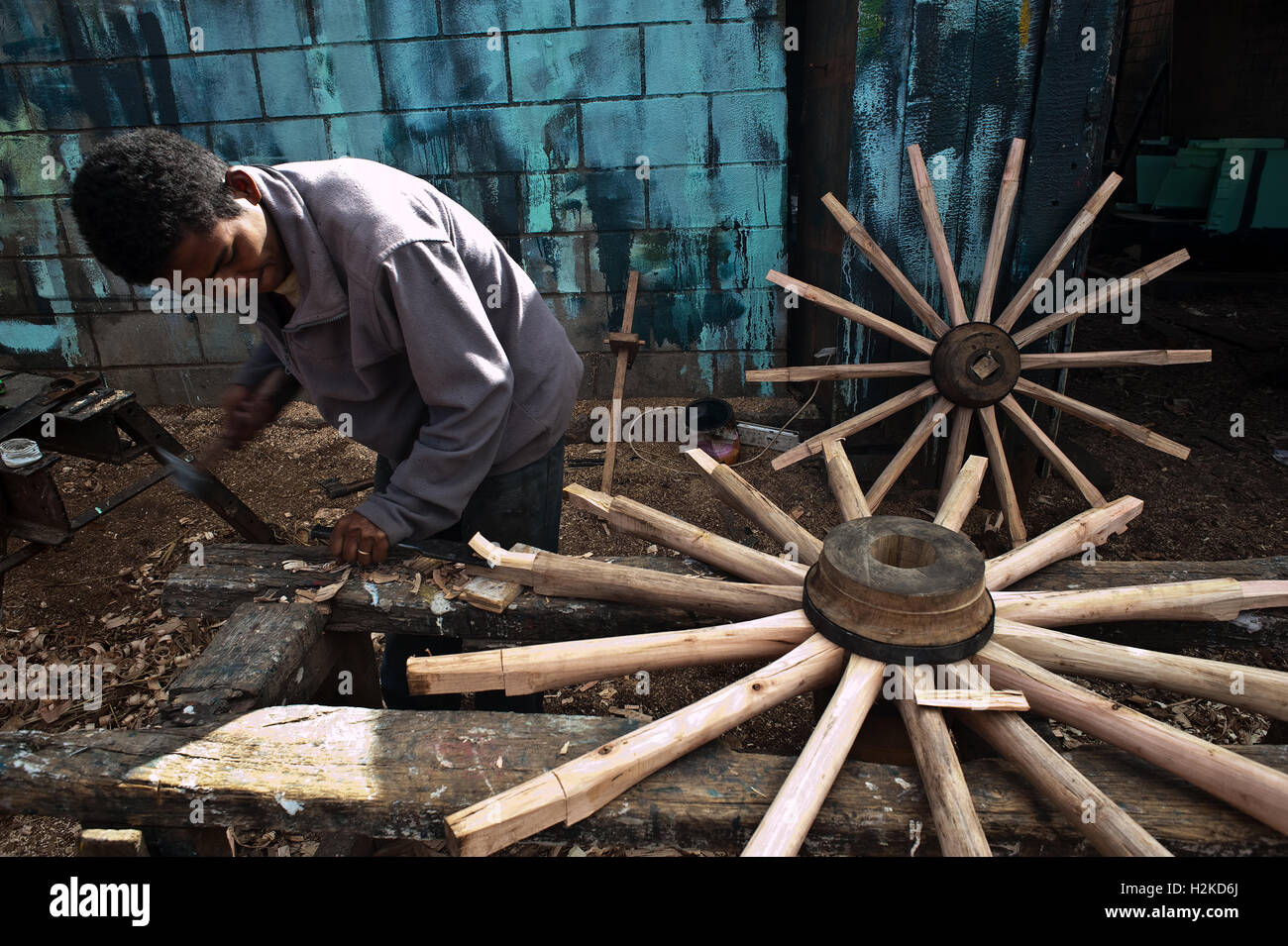 Wheelwright sul lavoro ( Madagascar) Foto Stock