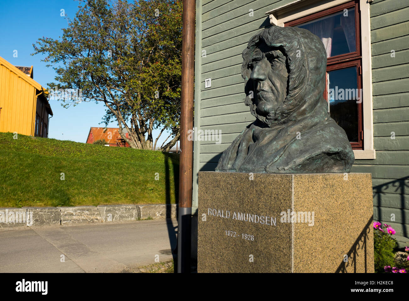 Statua di Polare Norvegese Explorer Roald Amundsen presso il museo polare in Tromso, Norvegia. Foto Stock