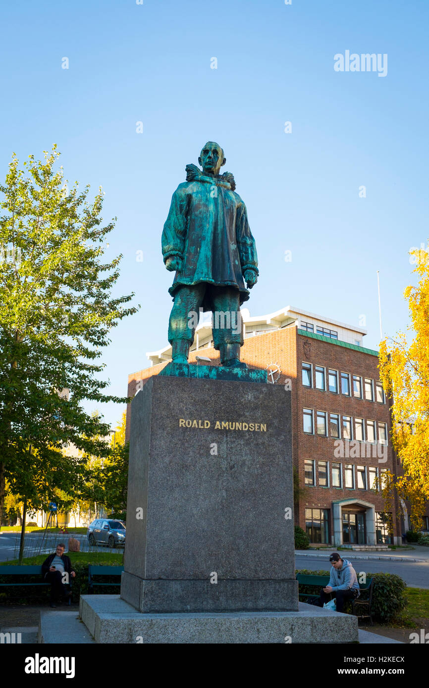 Statua di Polare Norvegese Explorer Roald Amundsen a Road Amundsen Plass in Tromso, Norvegia Foto Stock