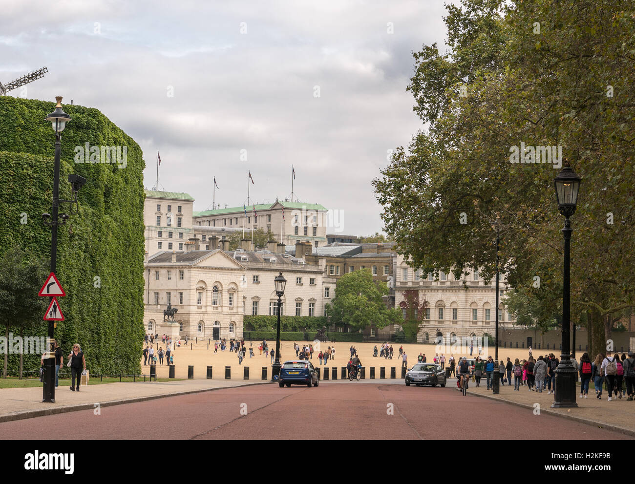 Horse Guards Road, portando alla sfilata delle Guardie a Cavallo, Londra, Inghilterra. Foto Stock