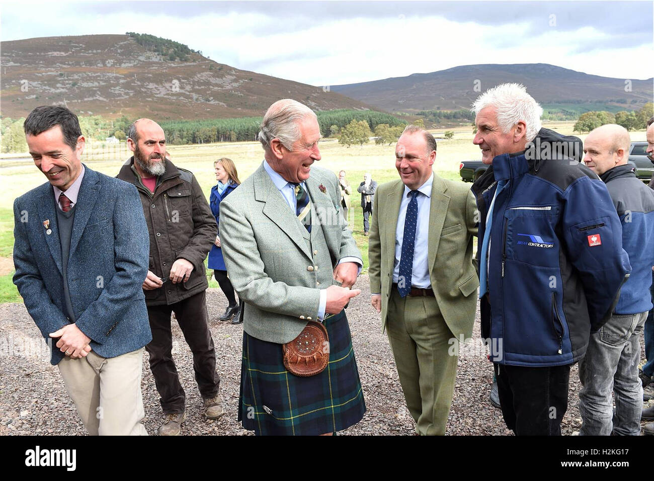 Il Principe di Galles, noto anche come il Duca di Rothesay, con Braemar Comunità idro registi come egli apre il Braemar Idro Elettrica dello schema di impianto di turbina della casa di Linn di Dee Road a Braemar. Foto Stock