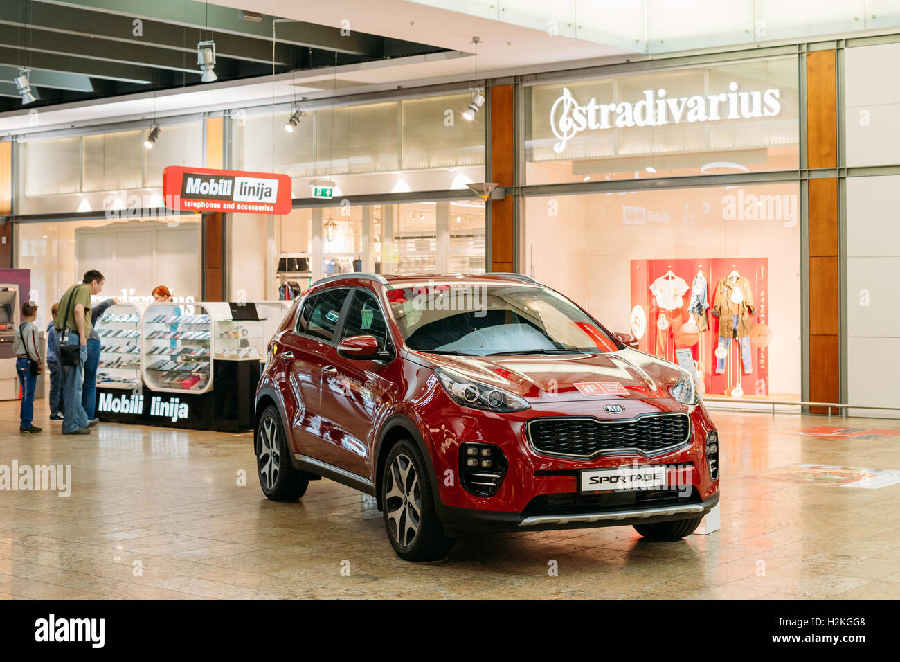 Vilnius Lituania - Luglio 08, 2016: la dimostrazione della nuova Red Kia Sportage Auto, Compact Sport Utility Vehicle SUV nel Foto Stock