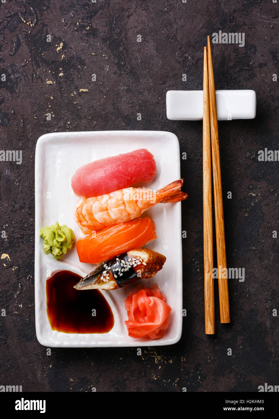 Il nigiri sushi set su piastra bianca su sfondo scuro Foto Stock