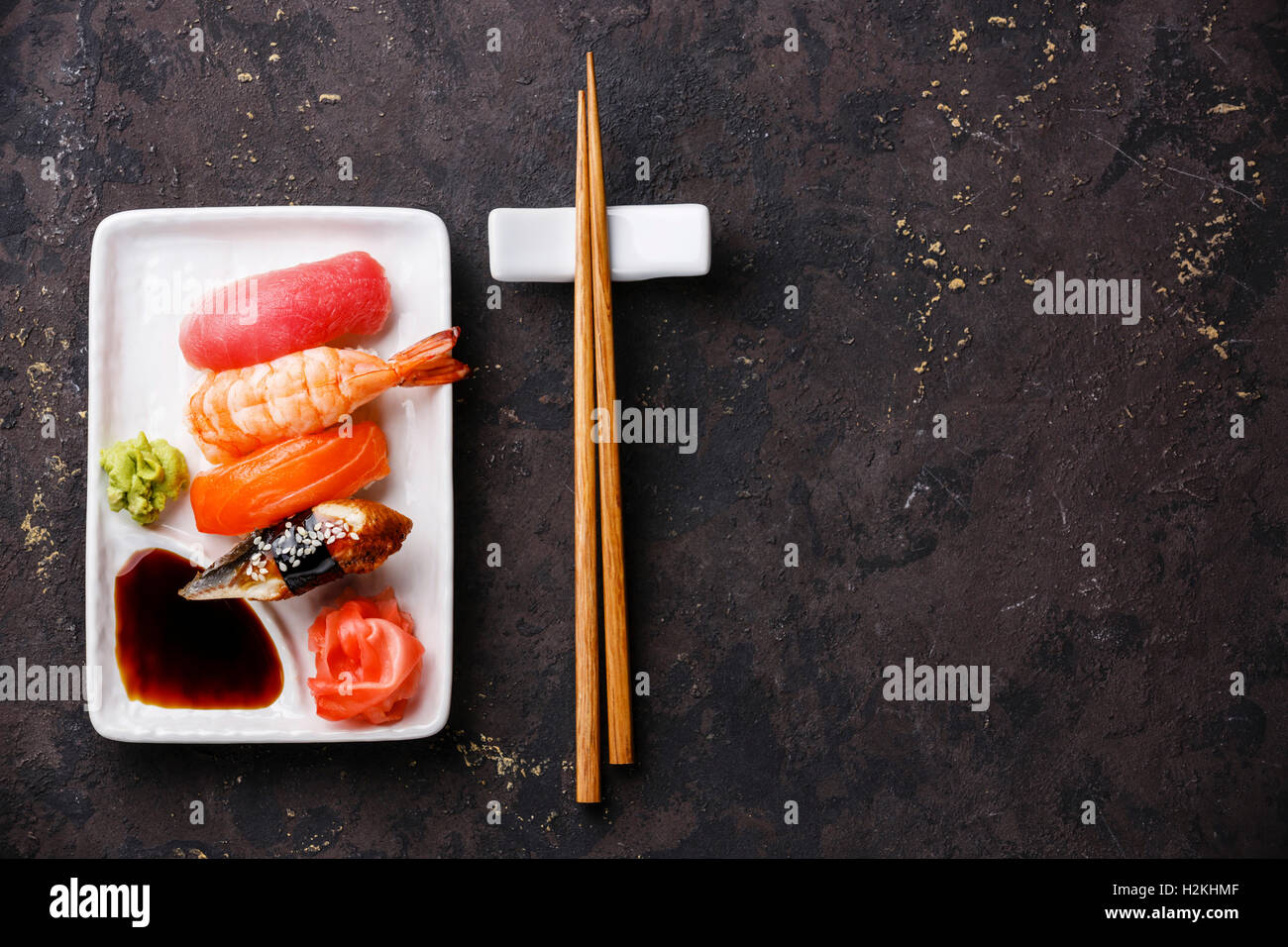 Il nigiri sushi set su piastra bianca su sfondo scuro spazio copia Foto Stock
