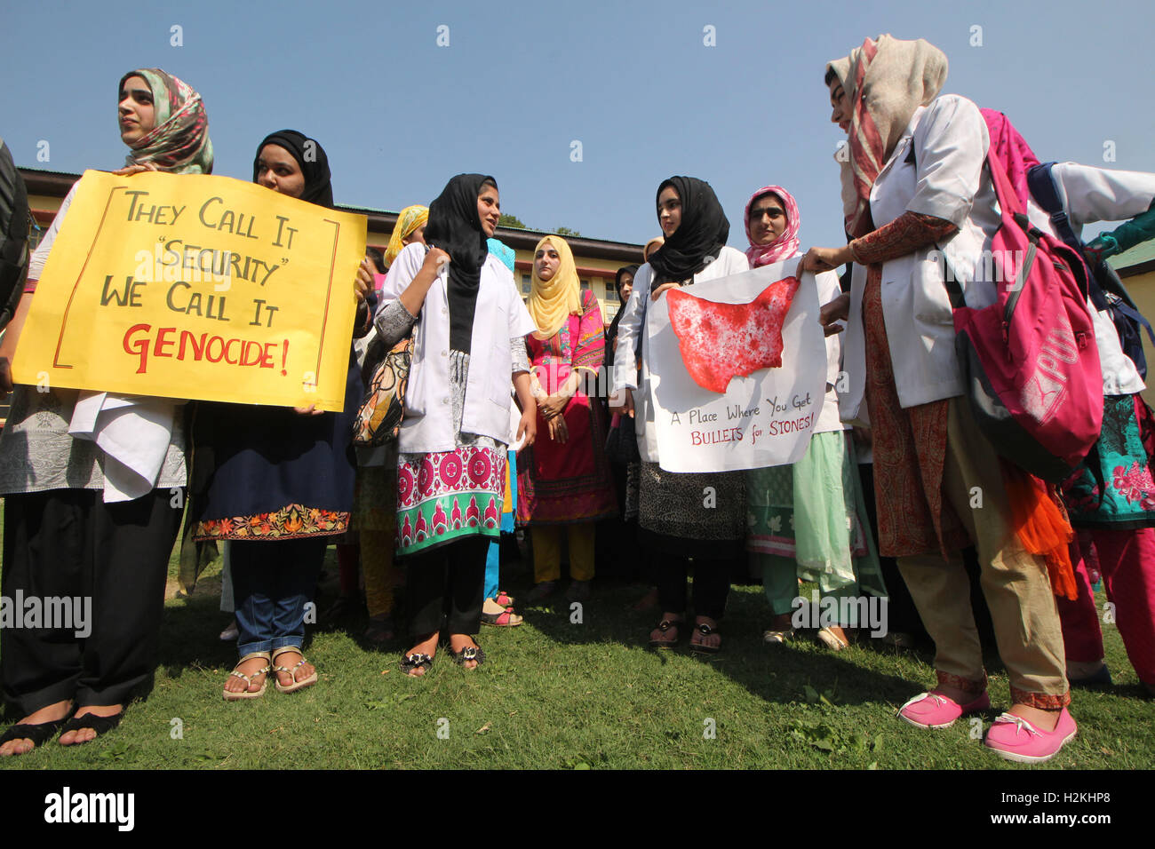 Srinagar, . 29Sep, 2016. I medici indossando grembiuli bianchi protesta contro l'uccisione e la mutilazione e accecamento di civili in Kashmir esigente immediatamente fine al genocidio in n controllate il Kashmir. La continua agitazione ha sostenuto più di 86 vive finora, la maggior parte civili mentre più di 11.500 sono stati mutilati e accecato © Umer Asif/Pacific Press/Alamy Live News Foto Stock