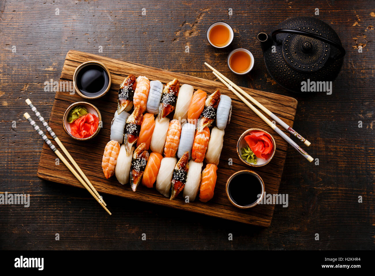 Il nigiri sushi set per due in legno che serve il blocco della scheda e il tè verde Foto Stock