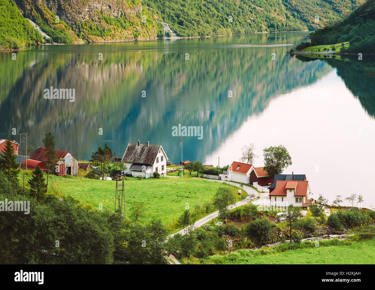 Vista superiore del case scandinavo in norvegese villaggio sulla riva del fiordo più stretto in Norvegia - Naeroyfjord. Bellissimo fiordo a Foto Stock