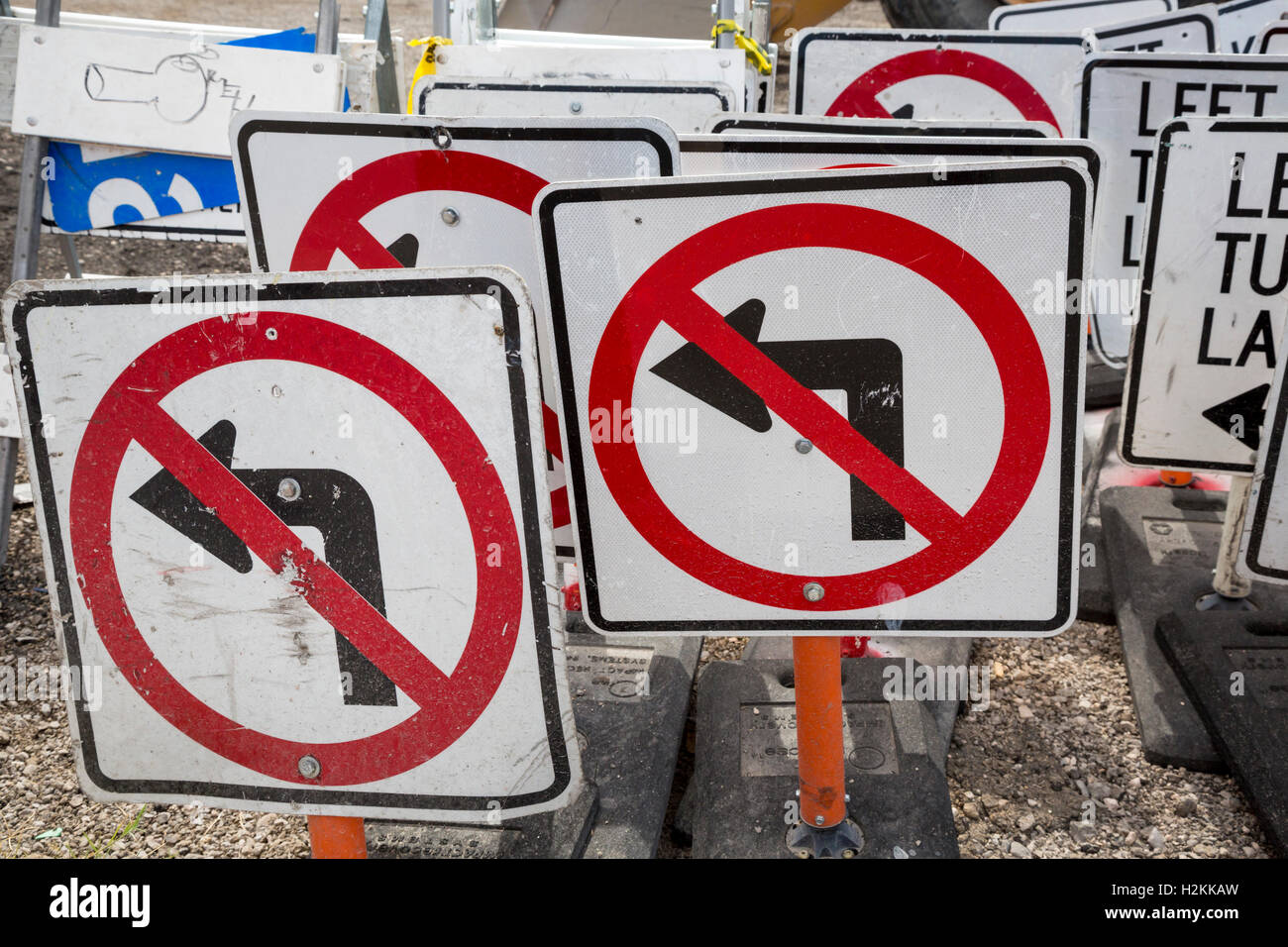 Las Vegas, Nevada - traffico portatili impilati segni vicino a una strada sito in costruzione. Foto Stock