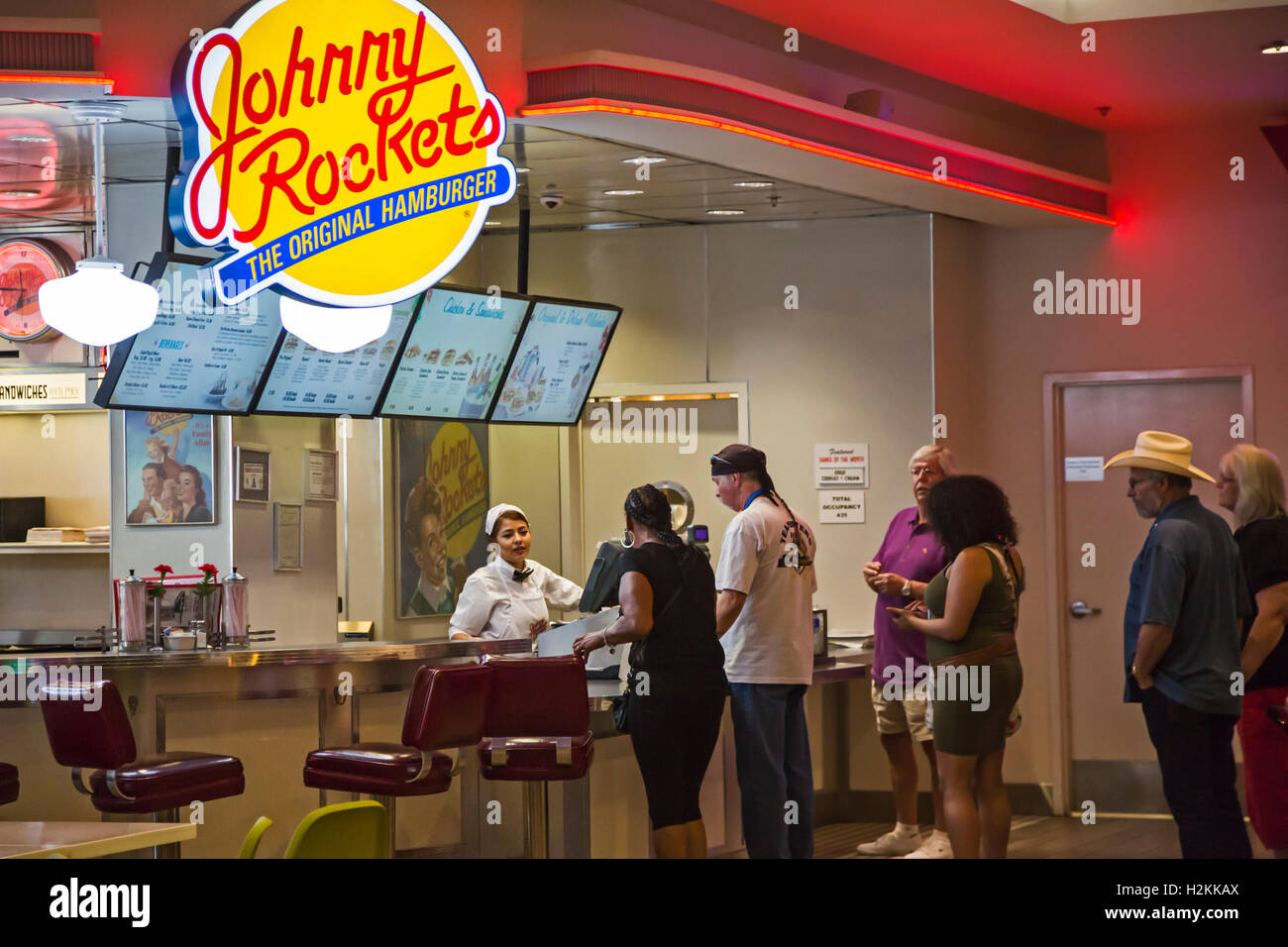 Las Vegas, Nevada - un lavoratore prende ordini al Johnny Rockets ristorante in Bally's Hotel e Casino. Foto Stock