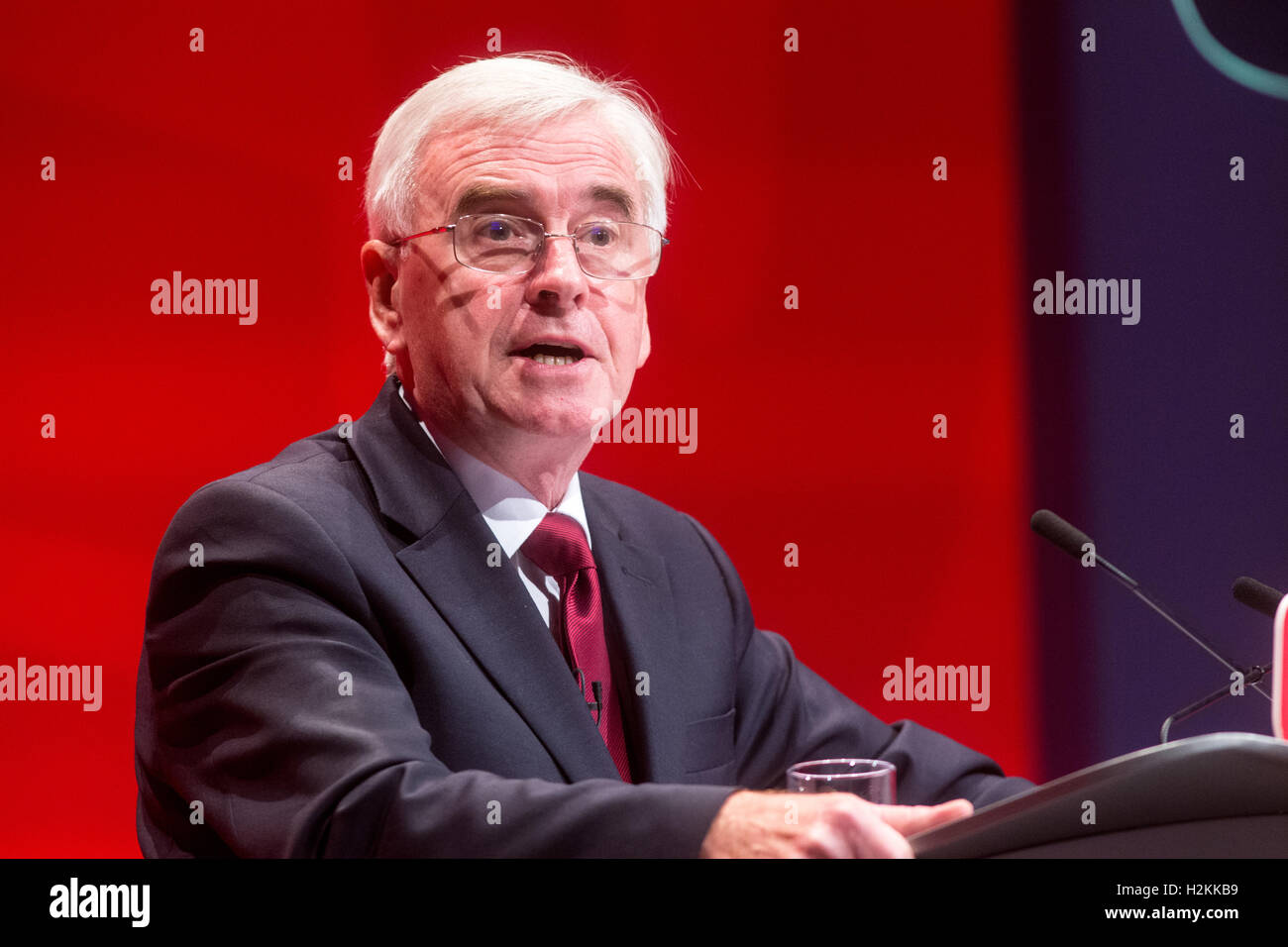 Ombra il Cancelliere dello scacchiere,John McDonnell,risolve il partito laburista conferenza in Liverpool Foto Stock